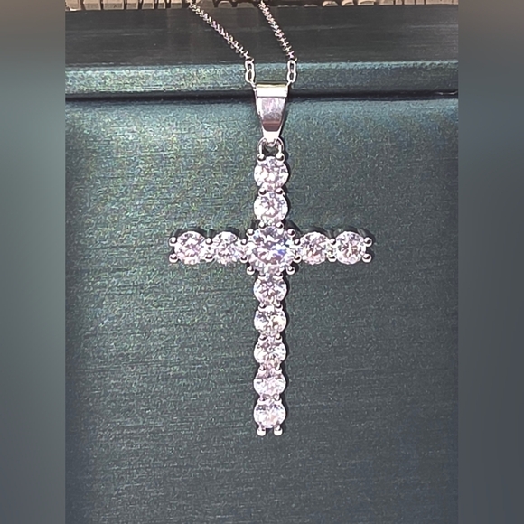 💎 Moissanite Cross Pendant Necklace – 14K White Gold / S925 Chain - Picture 2 of 7